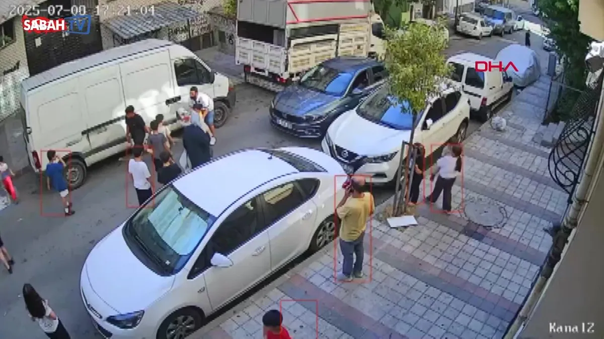 Sultangazi'de yola fırlayan çocuğa otomobil çarptı! O anlar kamerada | Video