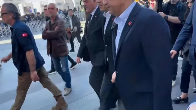 SON DAKİKA… Saldırgan Selçuk Tengioğlu'nun yeni görüntüsü ortaya çıktı: Özgür Özel’i adım adım takip etmiş!