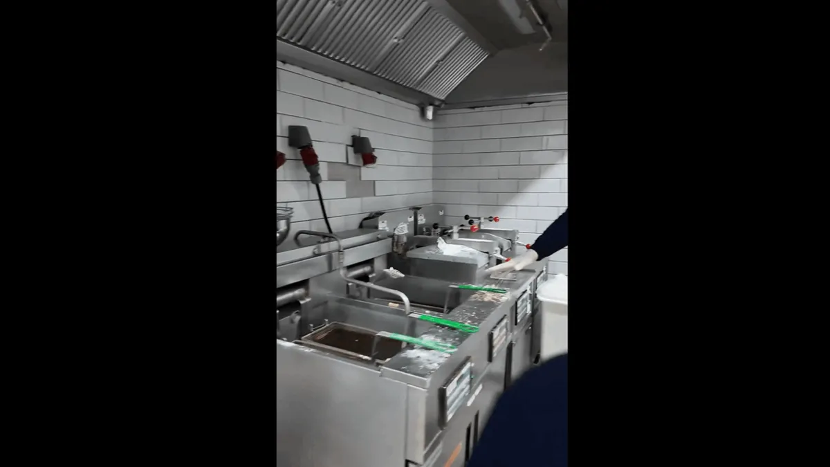 Başakşehir Belediyesi’nden ünlü restoran zincirlerine denetim: Görüntüler mide bulandırdı! Başakşehir Belediyesi’nden ünlü restoran zincirlerine denetim: Görüntüler mide bulandırdı!