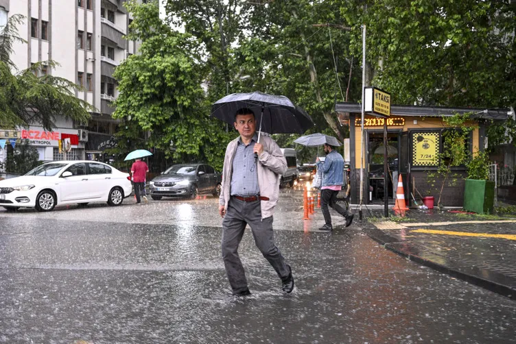 Başkent sele teslim! Vatandaşlardan Mansur Yavaş’a tepki yağdı: Ankara böyle zulüm görmedi