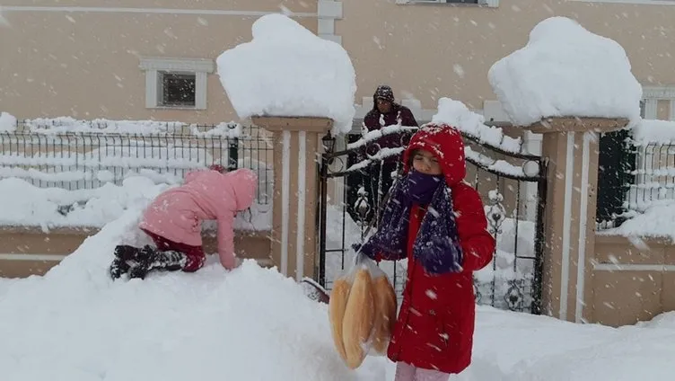 Adana’da yollar kapandı, araçlar tamamen kar altında kaldı
