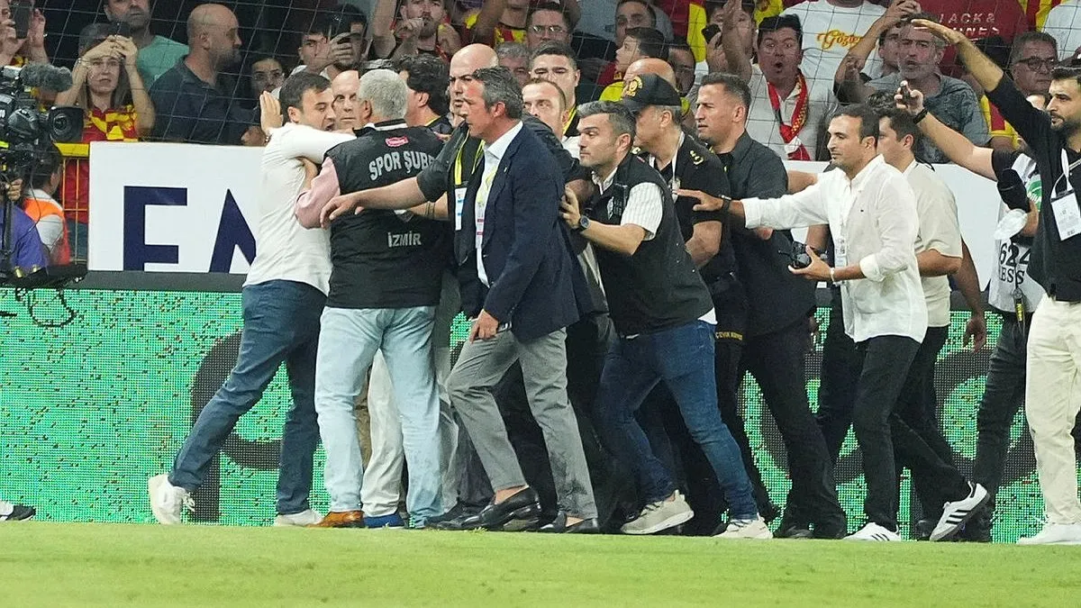 Göztepe maçında ortalık karıştı! Fenerbahçe Başkanı Ali Koç'a yabancı madde isabet etti