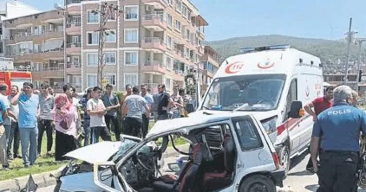 Hasta taşıyan ambulans otomobile çarptı