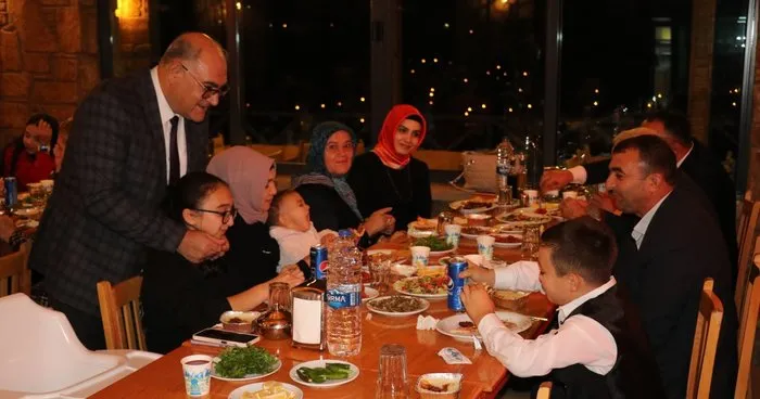 Başkan Çay muhtarlar ve aileleriyle yemekte buluştu