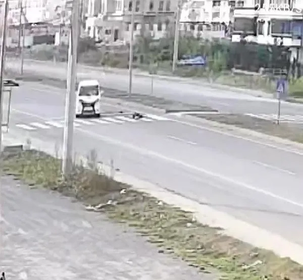 Sakarya’da korkunç kaza! Minibüsün çarptığı kadın hayatını kaybetti: O anlar kamerada