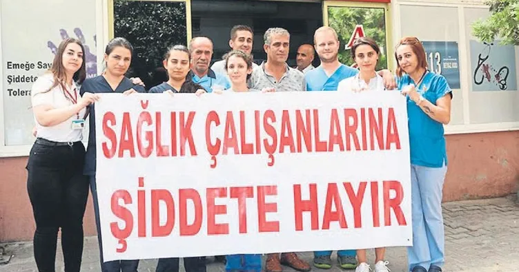 Sağlık çalışanından pankartla özür diledi