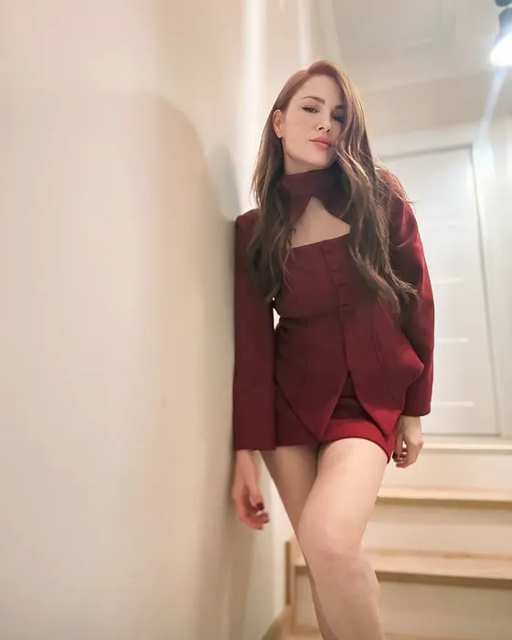 46 yaşındaki Mine Tugay’ın iddialı pozlarına yorum yağdı! Verdiği cevapla gündeme oturdu: Şeklimi beğenmediyseniz...