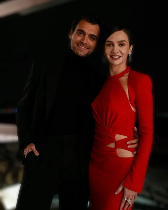 Birce Akalay’dan hayranlarını şoke eden yeni stil! Yüzlerce yorum yağdı: Sen misin o sarışın?