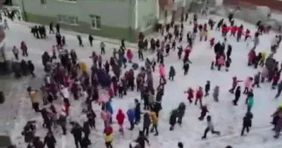 Ankara’da öğrencilerin ’erik dalı’ eşliğinde ’kar’ eğlencesi kamerada
