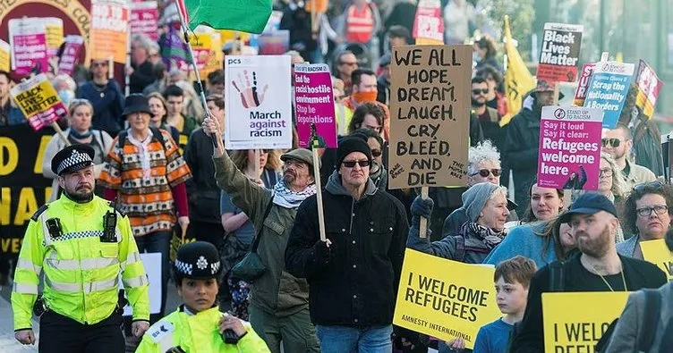 İngiltere’de binlerce kişi ırkçılığa karşı yürüdü