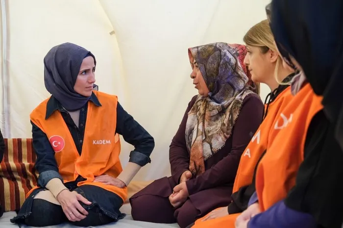 kadem-mutevelli-heyeti-baskani-sumeyye-erdogan-bayraktar-depremzede-kadinlarla-bulustu-1678298673024.jpg