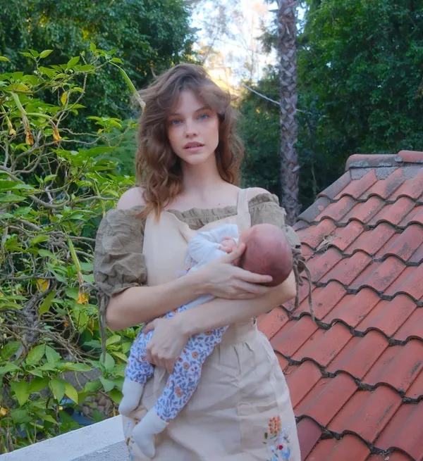 milyonlarca-begeni-yagdi-barbara-palvin-minik-bebegiyle-bakin-nasil-buyuledi-masaldan-mi-ciktilar-1791617586866.jpg