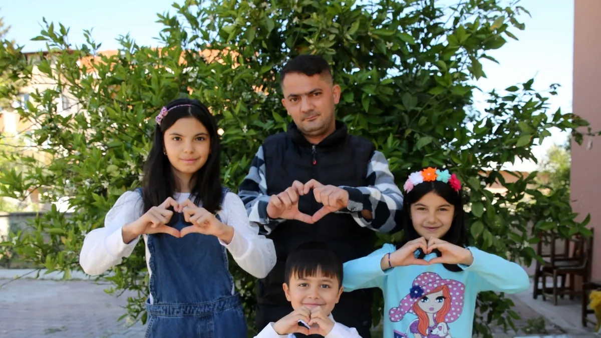 Kendi 40 kalbi 22 yaşında! “Çocuklarım sık sık kalbimi dinleyip ‘baba çok güzel atıyor’ diyorlar” Kendi 40 kalbi 22 yaşında! “Çocuklarım sık sık kalbimi dinleyip ‘baba çok güzel atıyor’ diyorlar”