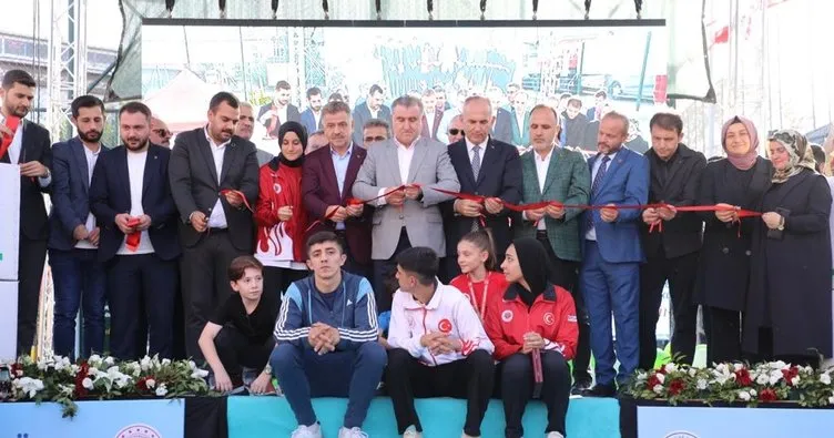 Küçükköy’de Bakan Aşkın Bak’ın da katılımıyla yüzme havuzu ve fitness merkezi açıldı