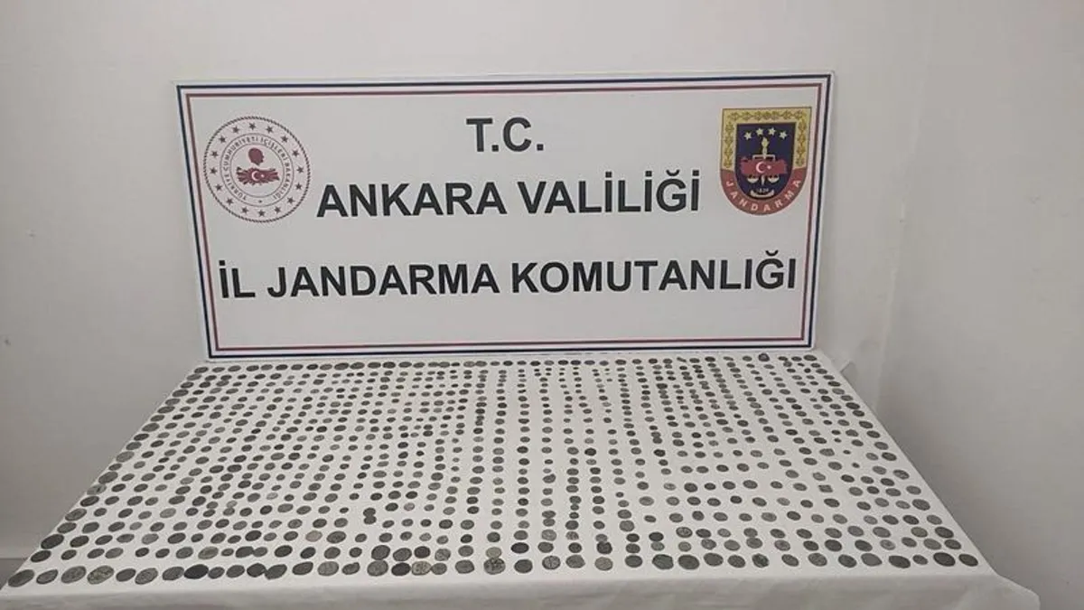 Ankara’da tarihi eser operasyonu: 1450 sikke ele geçirildi Ankara’da tarihi eser operasyonu: 1450 sikke ele geçirildi