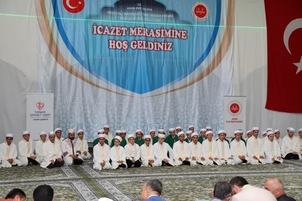 kuran-hafizlari-icazetlerini-aldi-74-hafiz-icin-icazet-sevinci-1784460948952.jpg