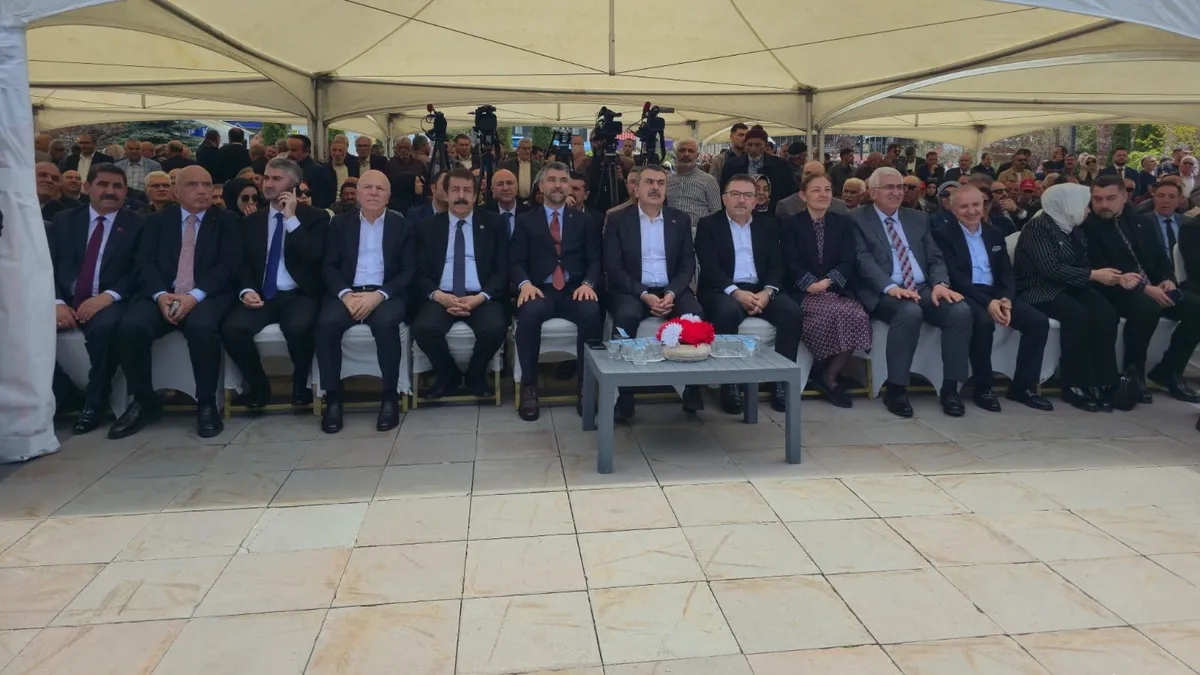 Milli Eğitim Bakanı Yusuf Tekin Erzurum’da vatandaşlarla bayramlaştı Milli Eğitim Bakanı Yusuf Tekin Erzurum’da vatandaşlarla bayramlaştı