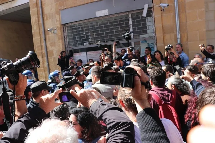 Fotoğraflar az önce servis edildi. Kıbrıs’ta sınır kapılarının kapatılmasına yönelik eylemde olaylar çıktı