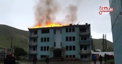 Erzurum’da yıldırım düştü! Binanın çatısı alev aldı | Video