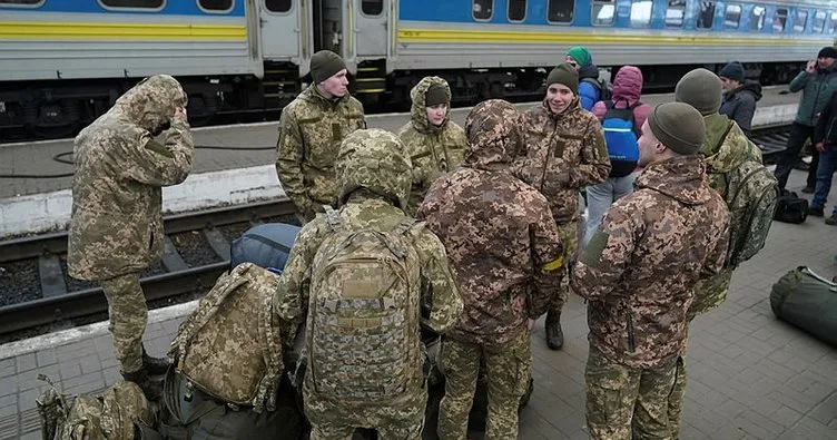 Ukrayna’da hüzünlü vedalar! Cepheye giden askerleri böyle uğurladılar