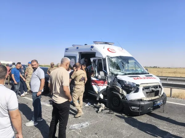 ambulansin-karistigi-zincirleme-kazada-3-kisi-yaralandi-1783696651780.jpg