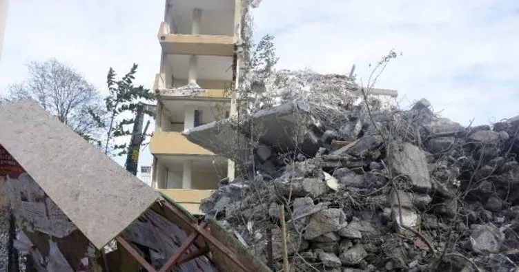 Yer Beşiktaş: 11 katlı binanın yıkımında yola moloz düştü! 3 araç hasar gördü