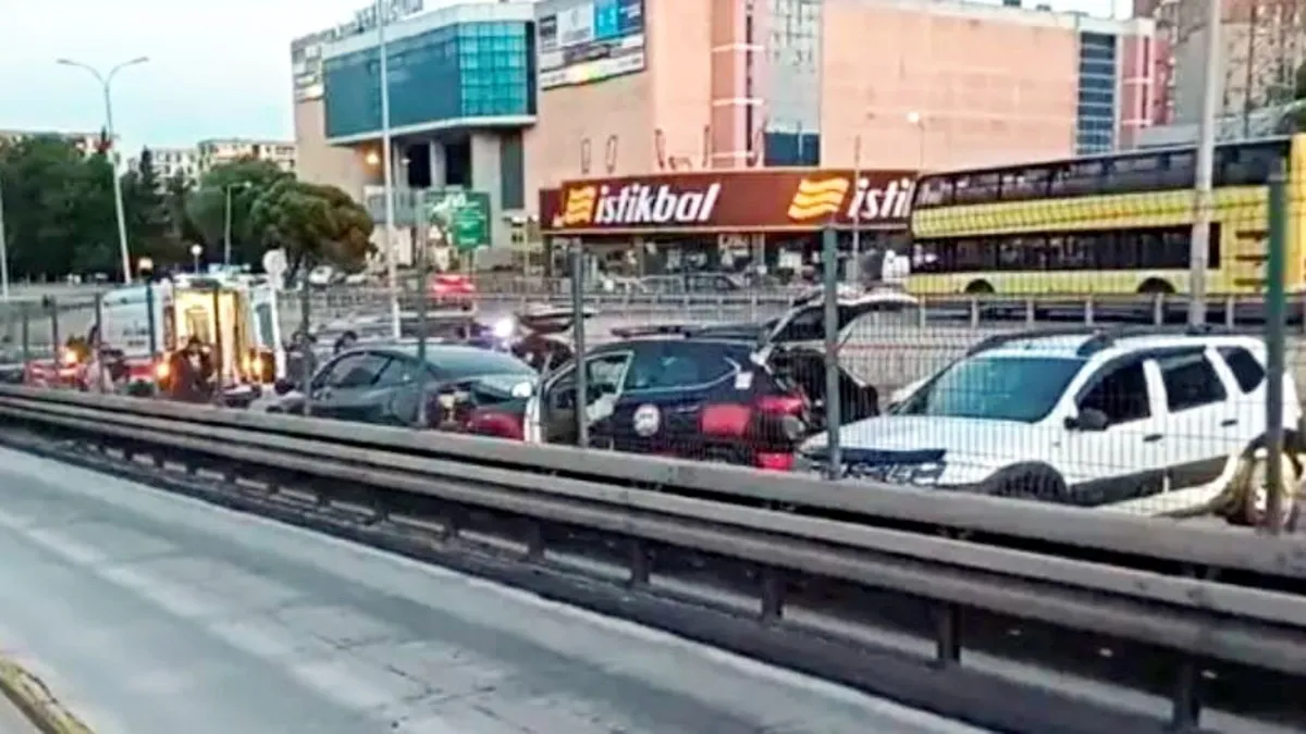 Beylikdüzü D-100 Karayolu'nda meydana gelen zincirleme kazanın ardından polis ekiplerinin inceleme yapması.