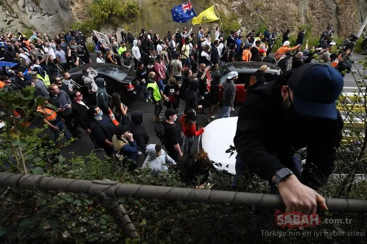Avustralya’da covid-19 karşıtı gösterilerde polis ile protestocular birbirine girdi