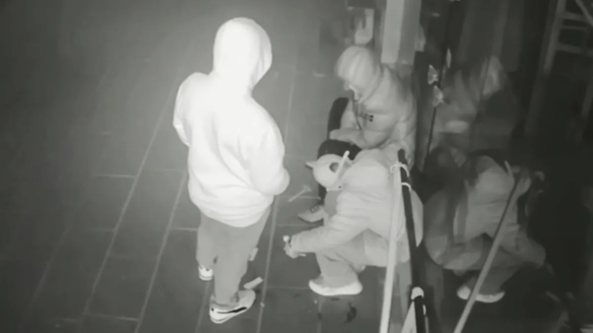 SON DAKİKA… Önce sigara içtiler sonra mağazayı soydular! Hırsızların o anları güvenlik kamerasında! SON DAKİKA… Önce sigara içtiler sonra mağazayı soydular! Hırsızların o anları güvenlik kamerasında!