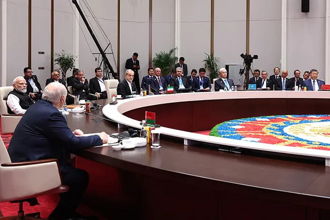 pezeskiyan-biskekte-putin-ile-bir-araya-geldi-kazanacagimizdan-eminim-1788278833189.jpg Pezeşkiyan, Bişkek'te Putin ile bir araya geldi: Kazanacağımızdan eminim