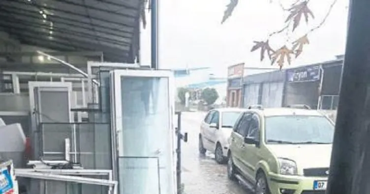 Hortum yıkıp geçti