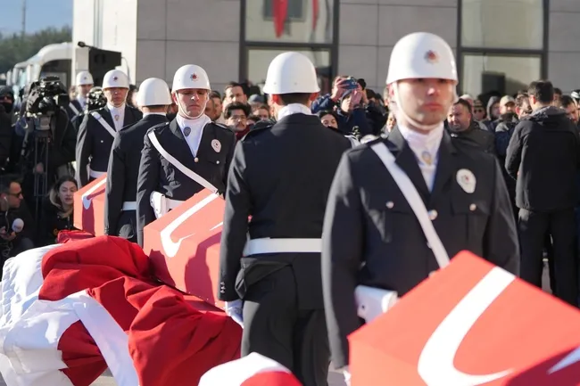 son-dakika-turkiye-sehitlerini-ugurladi-yalovada-sehit-dusen-3-kahraman-polisimiz-icin-cenaze-toreni-duzenlend-1767082993172.jpg SON DAKİKA... Türkiye şehitlerini uğurladı: Yalova'da şehit düşen 3 kahraman polisimiz için cenaze töreni düzenlendi