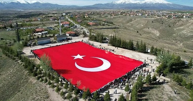 Gençler dünyanın en büyük Türk bayrağıyla yürüdü