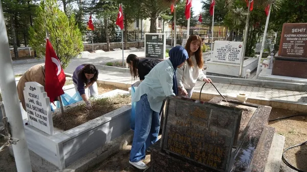 kirikkalede-universiteli-ogrencilerden-bayram-oncesi-sehitlik-temizligi-1743088172913.jpg