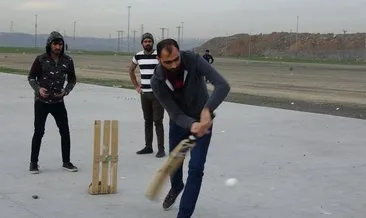 Pakistanlı ve Afgan işçilerin Sultangazi’de kriket keyfi