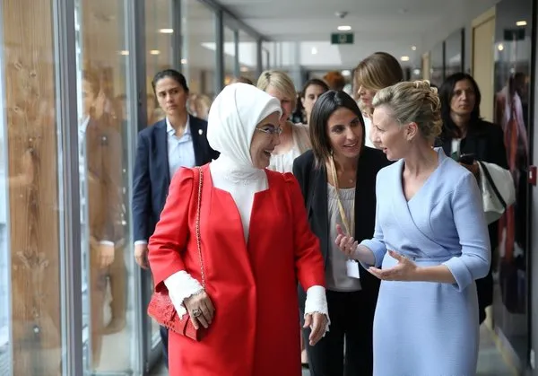 Emine Erdoğan Brüksel'de lider eşleriyle bir araya geldi