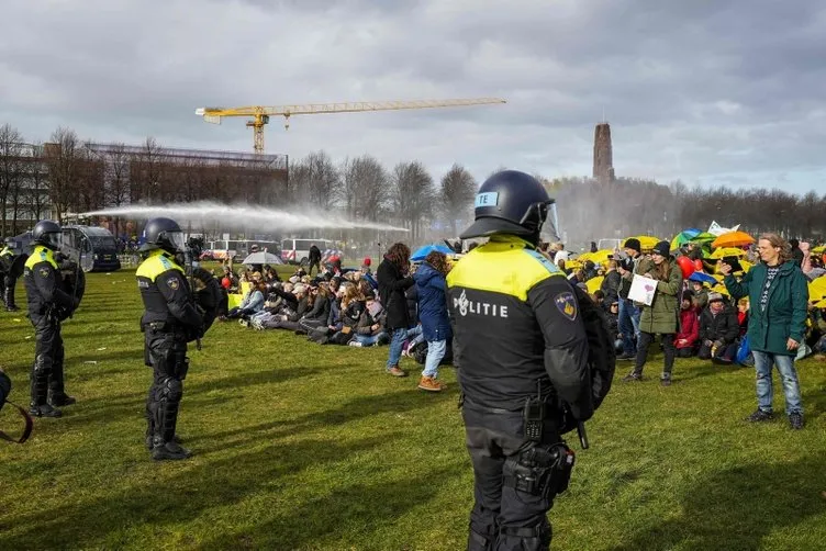 Hollanda polisinden orantısız güç! Göstericilerin üzerine köpek saldılar