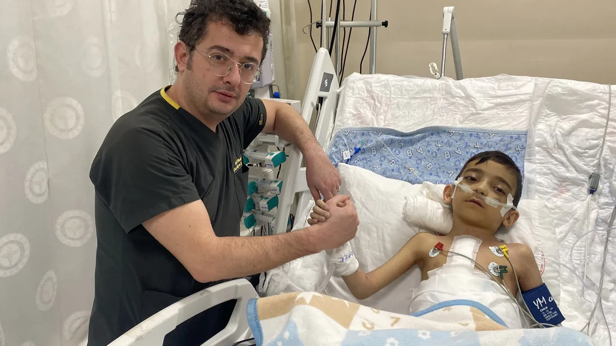 Şehir Hastanesinde nefes kesen operasyon: ‘Yarım kalple’ dünyaya gelen Osman Tuğra yıllar sonra rahat bir nefes aldı Şehir Hastanesinde nefes kesen operasyon: ‘Yarım kalple’ dünyaya gelen Osman Tuğra yıllar sonra rahat bir nefes aldı