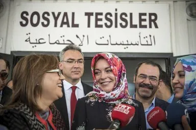Lindsay Lohan konteyner kentte barınan Suriyeli sığınmacıları ziyaret etti