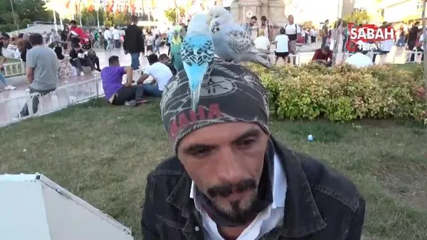 Başında gezdirdiği 3 muhabbet kuşuyla Taksim’de ilgi odağı oldu | Video