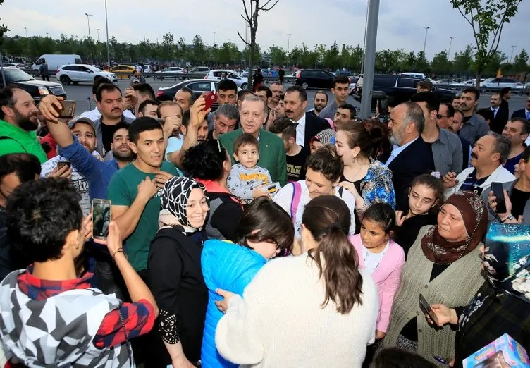Cumhurbaşkanı Erdoğan Zeytinburnu'nda iftarı bekleyen vatandaşlarla sohbet etti