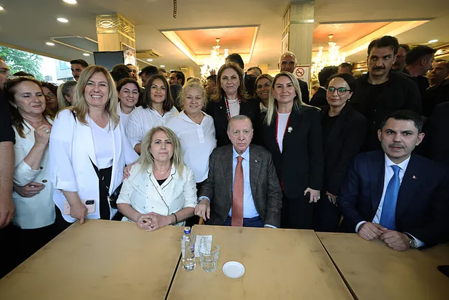 baskan-erdogan-bir-kafede-vatandaslarla-sohbet-etti-1781283104328.jpeg