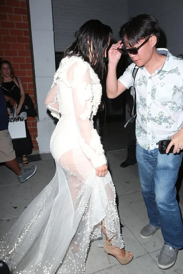 Kim Kardashian katıldığı davette hayranının tacizine uğradı