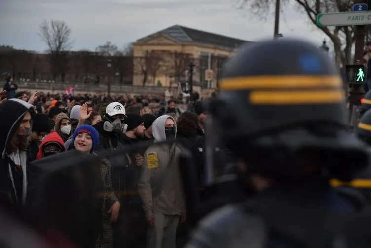 Meclis devre dışı: Fransa’da emeklilik isyanı! Sokaklar savaş alanına döndü