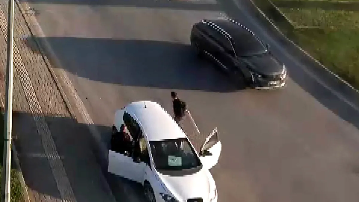 Trafikte polise sopalı saldırı: Tutuklandı! Trafikte polise sopalı saldırı: Tutuklandı!