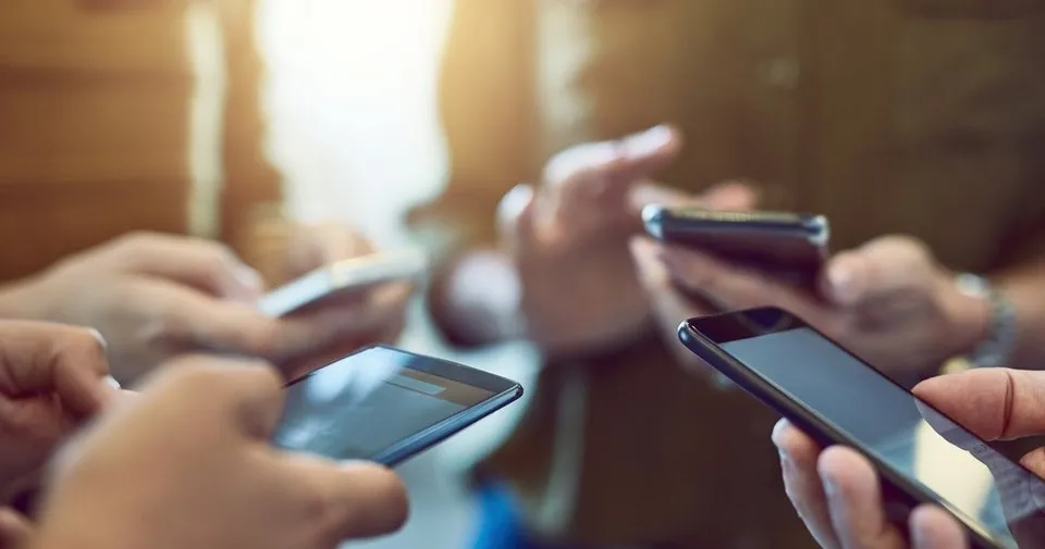 ustune su dokulen telefon hakkinda