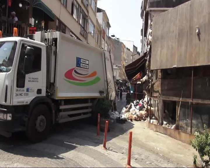 Kadıköy’de bir binadan 10 kamyon dolusu çöp çıktı