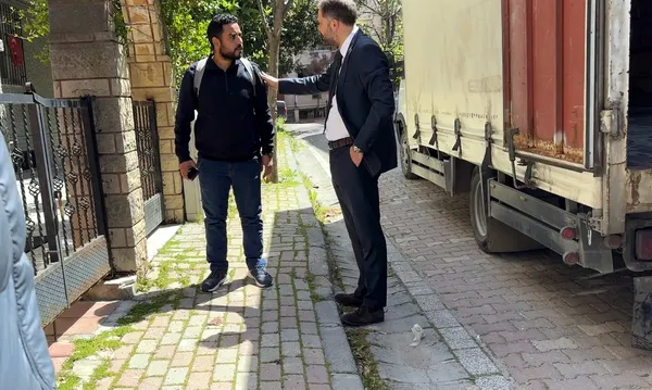 avcilarda-akilalmaz-olay-ulkesinden-donen-genc-icra-memurlarini-gorunce-neye-ugradigini-sasirdi-ben-nereye-gid-1777537451409.jpg