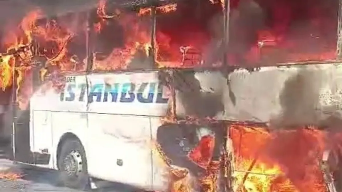 Mersin’de korkutan anlar: Yolcu otobüsü otoyolda alev alev yandı!