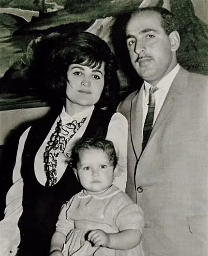 ‘Çehresi hala aynı’ Bu güzeller güzeli minik kız çocuğunu tanıyabildiniz mi? Şimdi ünlü mü ünlü bir yıldız!